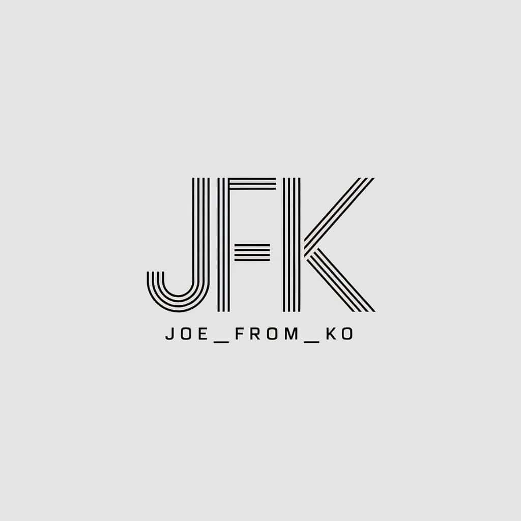 Stilisiertes, minimalistisches "JFK"-Logo, bestehend aus parallel gestreiften Linien in Schwarz auf hellem Grau. Der Schriftzug "JOE_FROM_KO" darunter kennzeichnet das Label für Landschafts- und touristische Fotografie mit Fokus auf Koblenz.