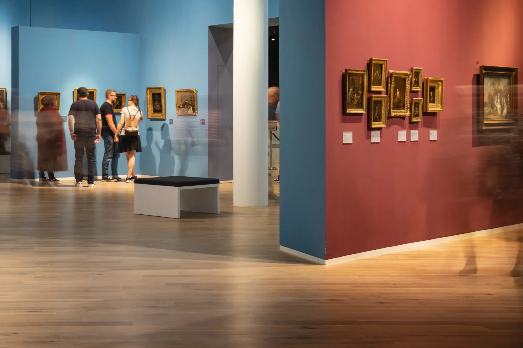 Museumsbesucher betrachten Gemälde in einem Ausstellungsraum des Mittelrhein-Museums in Koblenz.