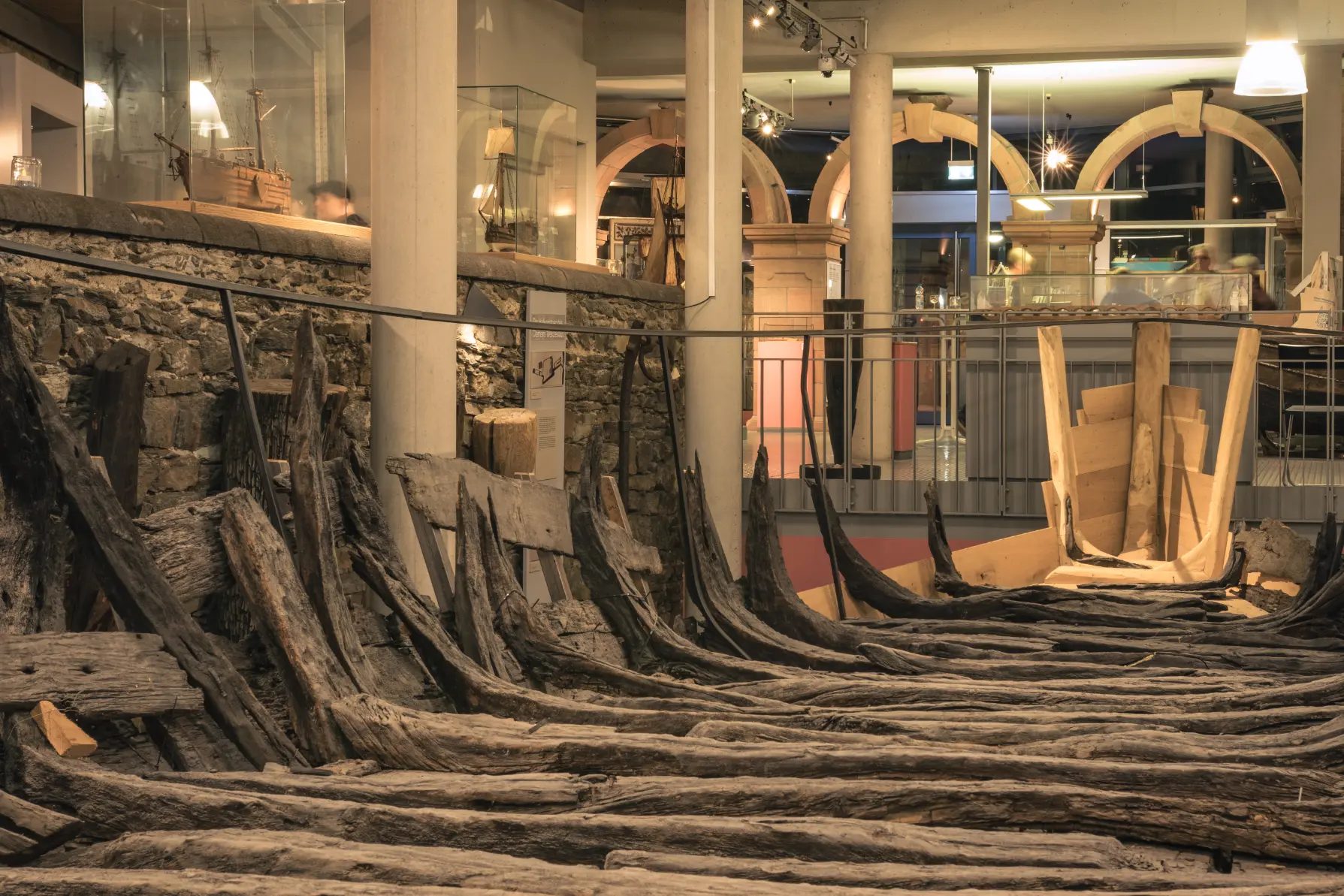 Ausgegrabene, historische Holzplanken eines Schiffes (oder Wracks) als zentrales Exponat im Rhein-Museum Koblenz oder Schifffahrtsmuseum.
