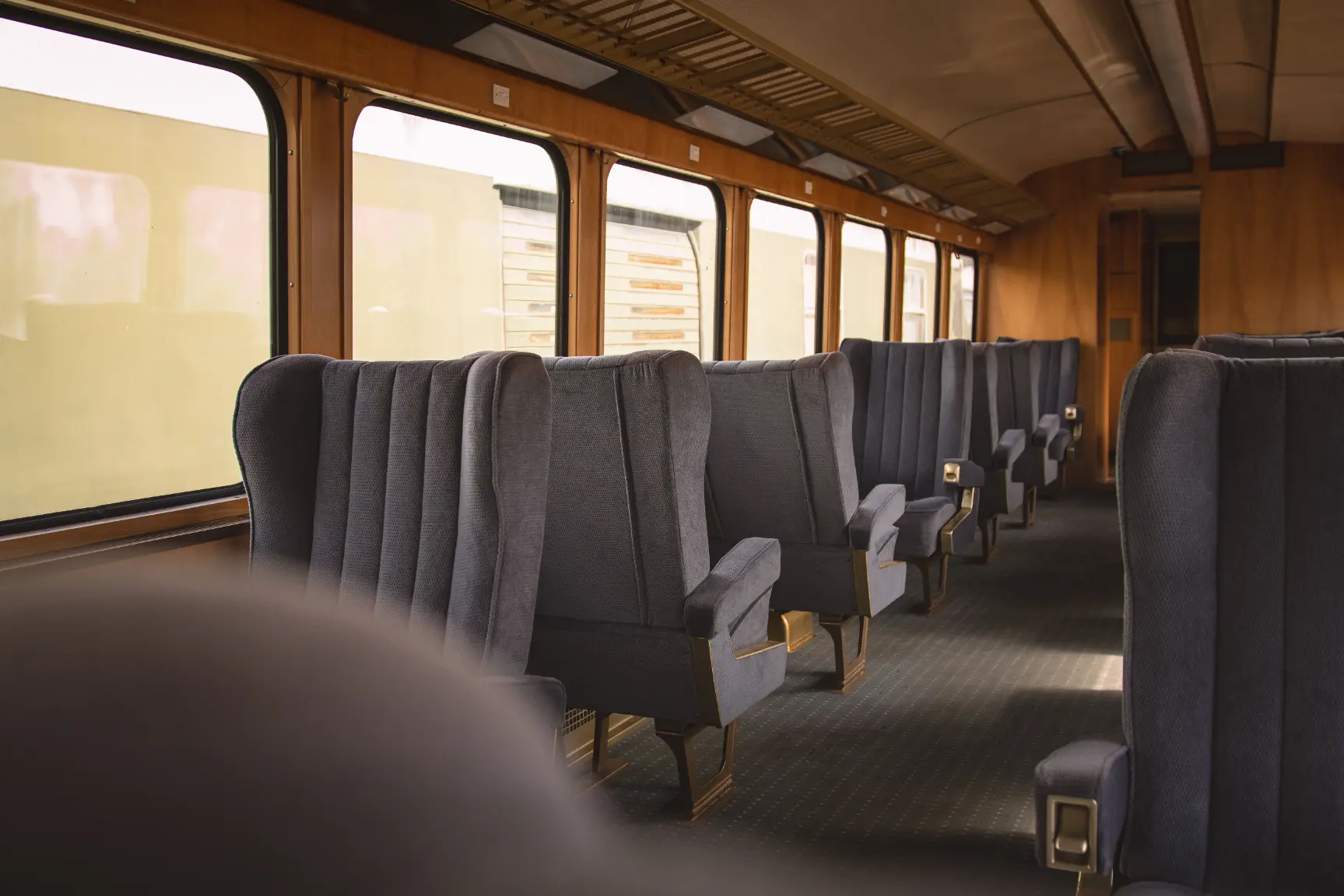 Innenansicht eines luxuriösen TEE-Waggons (Trans-Europ-Express) im DB Museum, mit bequemen, grauen Sitzreihen und großen Fenstern.